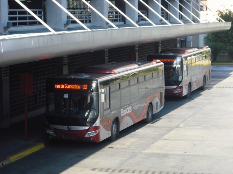 Yutong ZK6118HGA (en Venezuela) - BusCaracas 1088
Operando las primeras rutas de MetroBus desde la Estación Alí Primera, en Los Teques. El primero (1088) opera para San Pedro de Los Altos (Urbana) y el segundo (¿?) opera para Las Tejerías en el Estado Aragua (Suburbana). Ambas rutas de momento operan en fase precomercial y con horarios divididos.
Palabras clave: Yutong Cummins BusCCS MetroBus Caracas