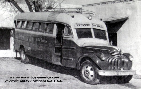 Chevrolet - C.O.T.A.G.L.
244
Otra unidad de esta carrocería que no sabemos su nombre (NN1), patente provincial de ómnibus de Cordoba 244. Fotografía reproducción de coleccion Sr.Garay , reproducida de colección empresa S.A.T.A.G. (ex C.O.T.A.G.L)

