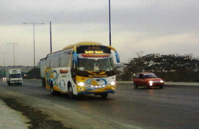 Youtong (en Ecuador) - otro bus mañanero
FOTO TOMADA EN LA VIA PERIMETRAL DE LA CIUDAD DE GUAYAQUIL
