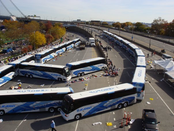 Parte de la flota de buses academy en la bajada del puente verrazano en la ciudad de nueva york
