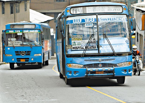 Transporte Urbano de Quito
ADELANTE: Volkswagen 17-210 Carroceria Buscars
ATRAS: Mercedes Benz 17 21 Carroceria Patricio Cepeda
Sur de Quito 2004
FOTOGRAFIA: DIARIO DEL COMERCIO
Palabras clave: Buses Del Recuerdo de Quito