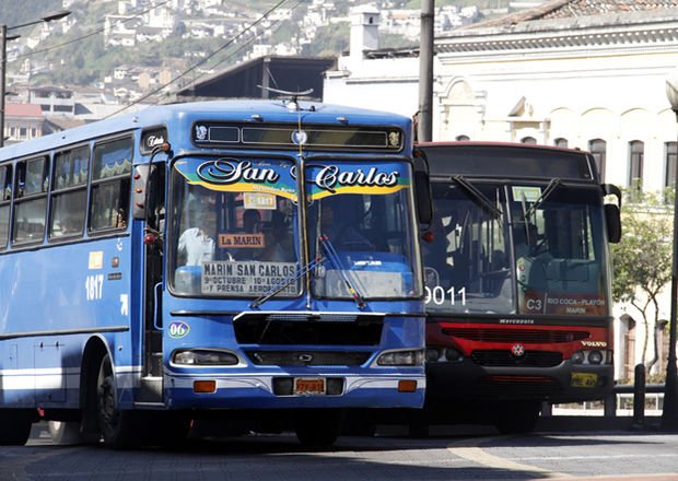 Evolucion del Transporte en Quito
IZQUIERDA: Mercedes Benz 1721 Carroceria Imetam
DERECHA: Volvo Carroceria Marcopolo Ecovia 
Centro de Quito 2012
Fotografia: Diario El Comercio
Palabras clave: Evolucion del Transporte en Quito