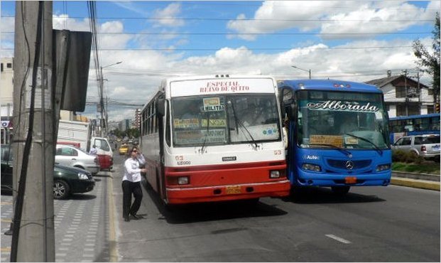Dina D 600 - Eurocar (en Ecuador) - Reino de Quito
Izq. Dina 600 Carroceria Eurocar Coop Reino de Quito
Der. Mercedes Benz 1721 Carroceria Imetam  Coop Alborada
Palabras clave: Buses En Quito