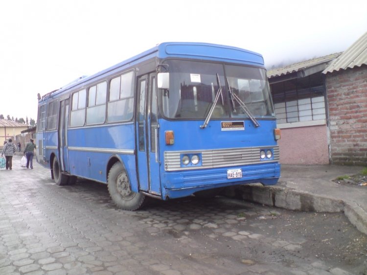 Botar_Isuzu
HAE915
Este bus me parecio particular por la puerta en la mitad del mismo...
