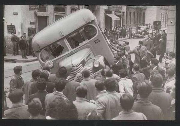 GMC - Línea 1
Bus siendo volcado durante una protesta sindical en 1949
Foto extraida de Twitter
