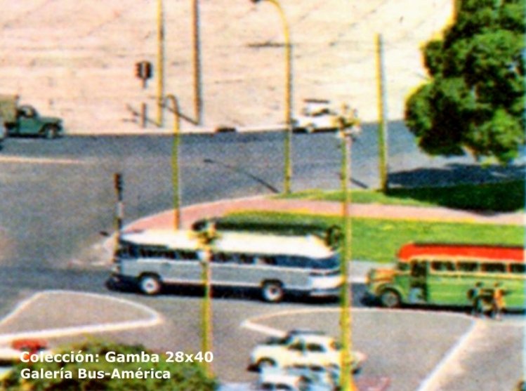 Flxible Clipper (en Argentina) 
Un particular ómnibus estadounidense, circulando por el centro de Buenos Aires, promediando la década del 60.
Se lo ve seguido por un L 312 de ¿E.T.A.P.S.A.?

Recorte de una tarjeta postal
Colección: Gamba 28x40
Palabras clave: Gamba / Larga