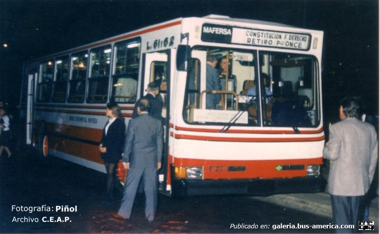 Mafersa M210 (en Argentina) - T.A. Plaza
Líneas 61 y 62
Unidad experimental

Fotografía: Piñol
Archivo Cámara Empresarios del Autotransporte de Pasajeros (C.E.A.P.)
Palabras clave: Gamba / Plaza