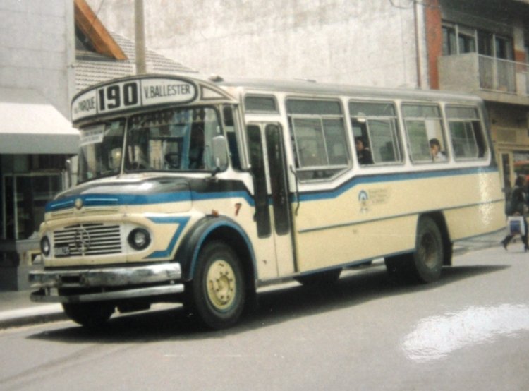 Mercedes-Benz LO 1114 - El Diseño MBLO 1114-483-003 - Empresa General Manuel Belgrano
A 068235
Línea 190 - Interno 7
La 190, allá por 1997, en el centro de San Martín.
