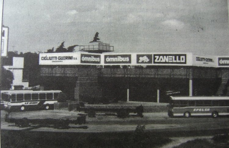 Concesionario Zanello
En la foto, cedida por Bi-Met, se pueden ver dos flamantes Zanello, uno para E.P.E.L.S.A. y otro para la bahiense La Unión.

(Datos de izquierda a derecha)
Palabras clave: Zanello