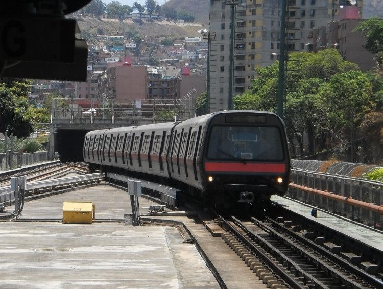 Alstom Bombardier Caracas Serie 8xxxx (en Venezuela) - C.A. Metro Los Teques MR06
Cruzando el cambiavías final para ingresar al Andén 2 de la estación Alí Primera. Tomada el día de las Elecciones Presidenciales (Venezuela)
Palabras clave: Metro Caracas Teques Alstom