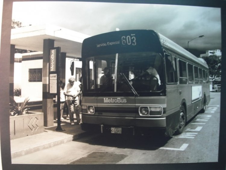 Leyland National Mark I (en Venezuela) - MetroBus Caracas 965
C-02047
Recuperado por el Metro de Caracas a finales de los 80 junto con otras 41 unidades. Remotorizado con DAF Diesel 218Hp. Foto Archivo Metro de Caracas, tomada cuando exisitió la primera Ruta 603 (Eliminada en 1998, y Reactivada en 2008).
Palabras clave: Leyland National DAF MetroBus Caracas