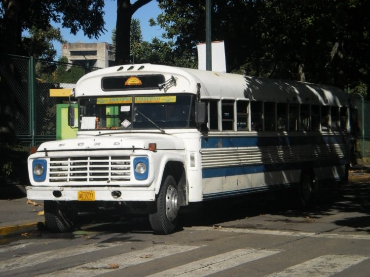 Blue Bird (en Venezuela) - AsoCoproColectivos 078
AD9777.
Uno de los pocos buses con trompa que he visto operar actualmente en Caracas. Al momento de la foto operaba un servicio privado.
Palabras clave: Blue Bird Ford