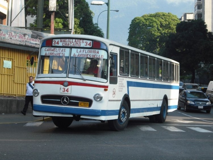 Mercedes-Benz O-317 (en Venezuela) - Colectivos Solven 34
AC1858
Junto con los Yutong de BusCCS, CAndinas de TransMetropoli, Busscar de MetroBus y Marcopolo Senior de TransChacao, forman la banda de los urbanos más coloridos de Caracas.
Palabras clave: Mercedes-Benz O-317