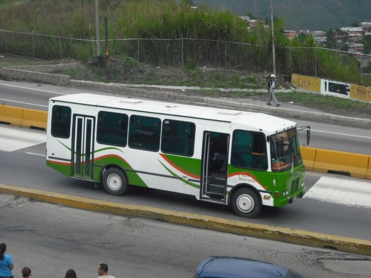 Encava E-NT610 - C.U. Caracas - Los Teques A.C. 012
Llegando a Los Teques proveniente de Caracas. Foto tomada desde un Centro Comercial en el Km.22 a un lado de la "Carretera Panamericana". Actualmente ésta unidad fue reemplazada por un E-NT610AR proveniente de la Cooperativa Tachira-Merida. Chasis Integral, con motor Isuzu y transmisión Allison Automática. P.D: Edo. es la abreviatura de Estado, al igual que Mun. para Municipio.
Palabras clave: Encava Isuzu