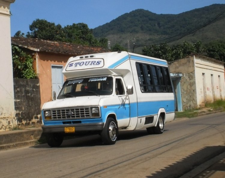 Ford E-350 Econoline - Wheeled Coach Cube (en Venezuela) - Unión Juangriego 00
BL759C
Muchos buses como éstos han tenido segunda vida en servicios urbanos luego de ser retirados del servicio aeroportuario.
Palabras clave: Ford Econoline Wheeled Coach