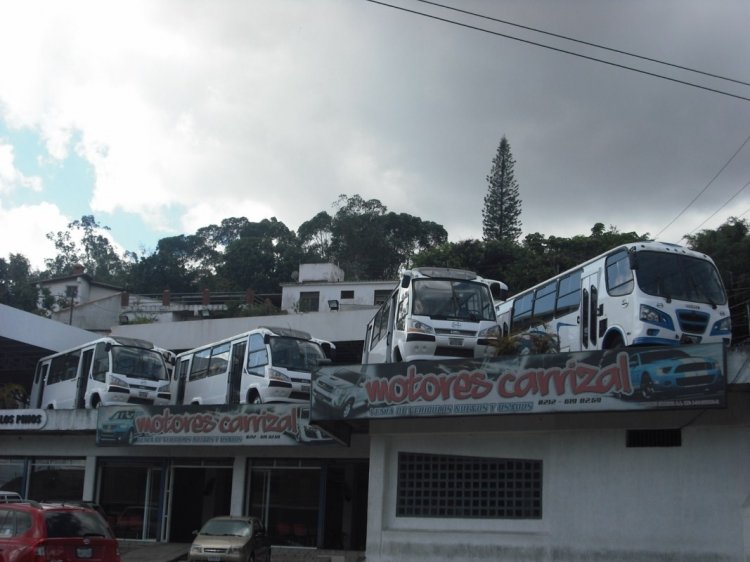 Vista Panorámica de Motores Carrizal
4 buses nuevos en venta: 3 CAndinas Félix y 1 Interbuses OmegaVen, todos con chasis Hino FC4J, demostrando lo popular que está volviéndose el chasis y simbolizando el regreso de Hino al mercado autobusero venezolano (Venezuela)
Palabras clave: CAndinas Hino