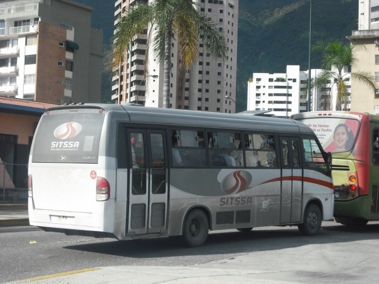 Agrale MA9.2 - Volare W9 (en Venezuela) - Sitssa V-187
Operando para un Servicio Especial del Metro de Caracas en paralelo con la Línea 1 por motivos de reparaciones en la vía férrea. Versión con acceso para discapacitados.
Palabras clave: Agrale Volare