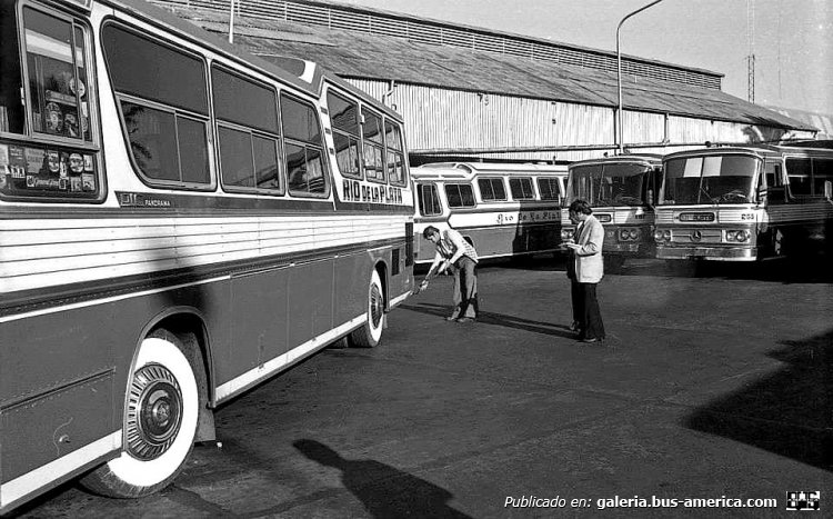 Mercedes-Benz O-140 - D.I.C. - Río De La Plata
Terminal de ómnibus La Plata
(Datos de izquierda a derecha)

Fotografía: Autor desconocido
Publicada en el Facebook "Archivo Fotográfico Ministerio de Infraestructura"
