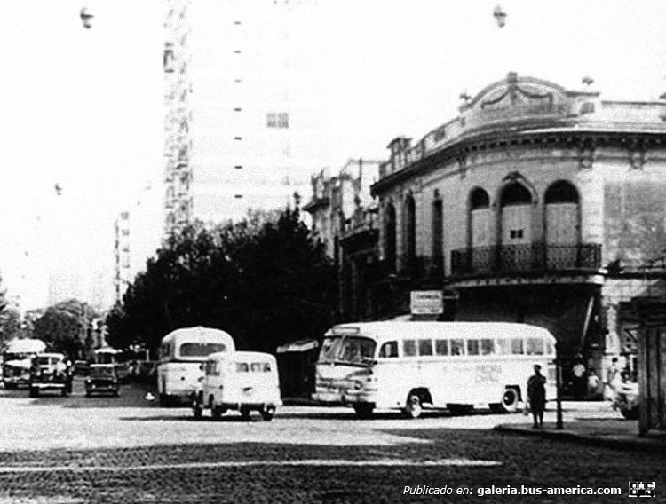 Mercedes-Benz O-321 H (en Argentina) 
Imagen de la Avenida Boedo, en la década del 60

Fotografía: Autor desconocido
Publicada en el facebook "Los Viejos Nos Acordamos"
