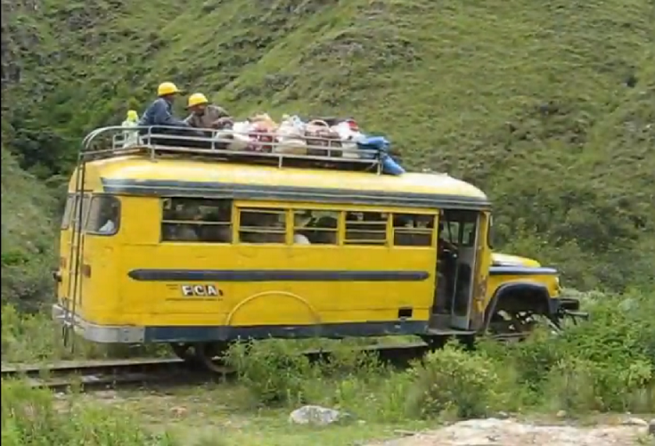 Dodge - (en Bolivia) - F.C.A.
http://galeria.bus-america.com/displayimage.php?pos=-27036
http://galeria.bus-america.com/displayimage.php?pos=-27038

Fotograma extraído de video en: http://www.youtube.com/watch?v=EqVp-Qc8XCU
Gracias a "Satélite Ferroviario", podemos ver un video hermoso, sobre un viaje en este ferrobus por una zona de Bolivia.
Recomiendo!!

Imagen extraída del video de Satélite Ferroviario

Palabras clave: dodge bolivia